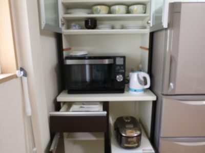 1F：冷蔵庫の横にレンジ棚がありヘルシオや炊飯器も備え付けてあります。食器も入ってます。