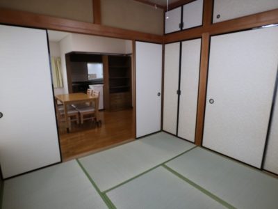 2F：4.5畳の和室は角部屋になっているのでとても明るいです。